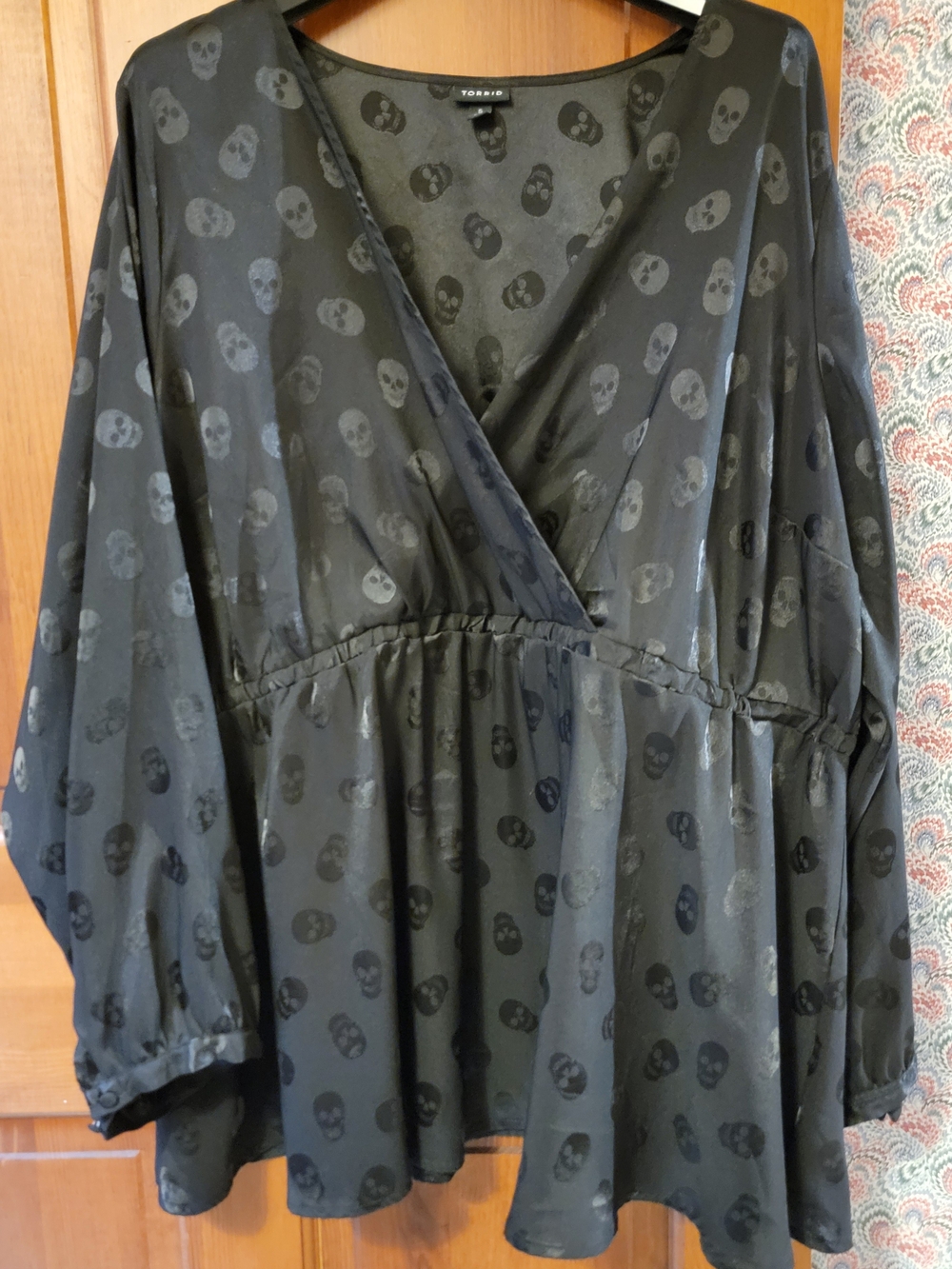 Torrid Size 5 Black Satin Jacquard Skull Print Surplice Peplum Tunic Blouse